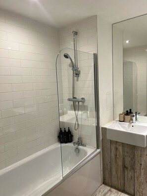 Hair dryer, towels - Super Comfy Condo in Manchester|Free Parking|Wi-Fi (Greater Manchester)