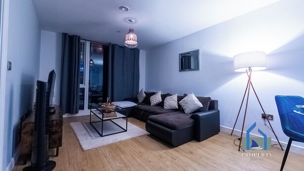 Living area - Super Comfy Condo in Central Manchester|Free Parking|Wi-Fi (Greater Manchester)