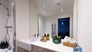 Bathroom - Super Comfy Condo in Central Manchester|Free Parking|Wi-Fi (Greater Manchester)