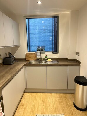 Fridge, microwave, oven, stovetop - Super Comfy Condo in Central Manchester|Free Parking|Wi-Fi (Greater Manchester)