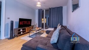 Living area - Super Comfy Condo in Central Manchester|Free Parking|Wi-Fi (Greater Manchester)