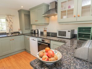 Cottage | Private kitchen - New Barn (Salisbury)