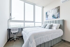 Suite exclusiva, vistes a la ciutat | Espai de treball apte per a portàtils i planxa i posts de planxar 
