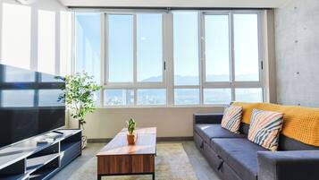 Suite urbana, vista a la ciudad | Área de sala de estar