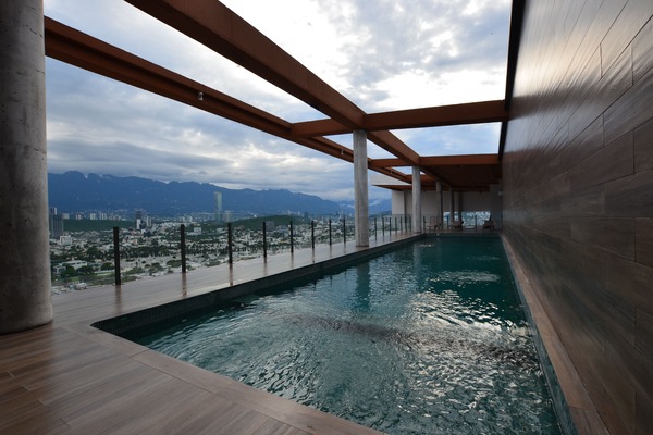 Una piscina al aire libre de temporada