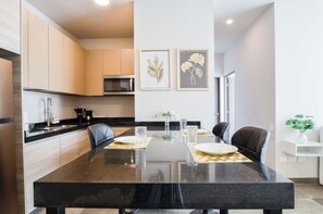 Comfort Suite, City View | Dining room - Torre República (Monterrey)