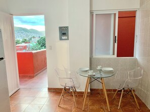 Dining - FLAT 1/2___500mbps WiFi_desk with monitor/TV__kitchen_top floor (Oaxaca de Juárez)