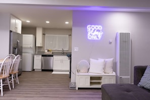 TV, stereo - Navigate Stays San Diego Gem W Games, BBQ, Parking (San Diego)