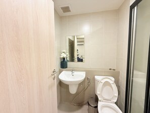 Dormitorio compartido, 1 habitación, accesible para personas con discapacidad, balcón | Baño