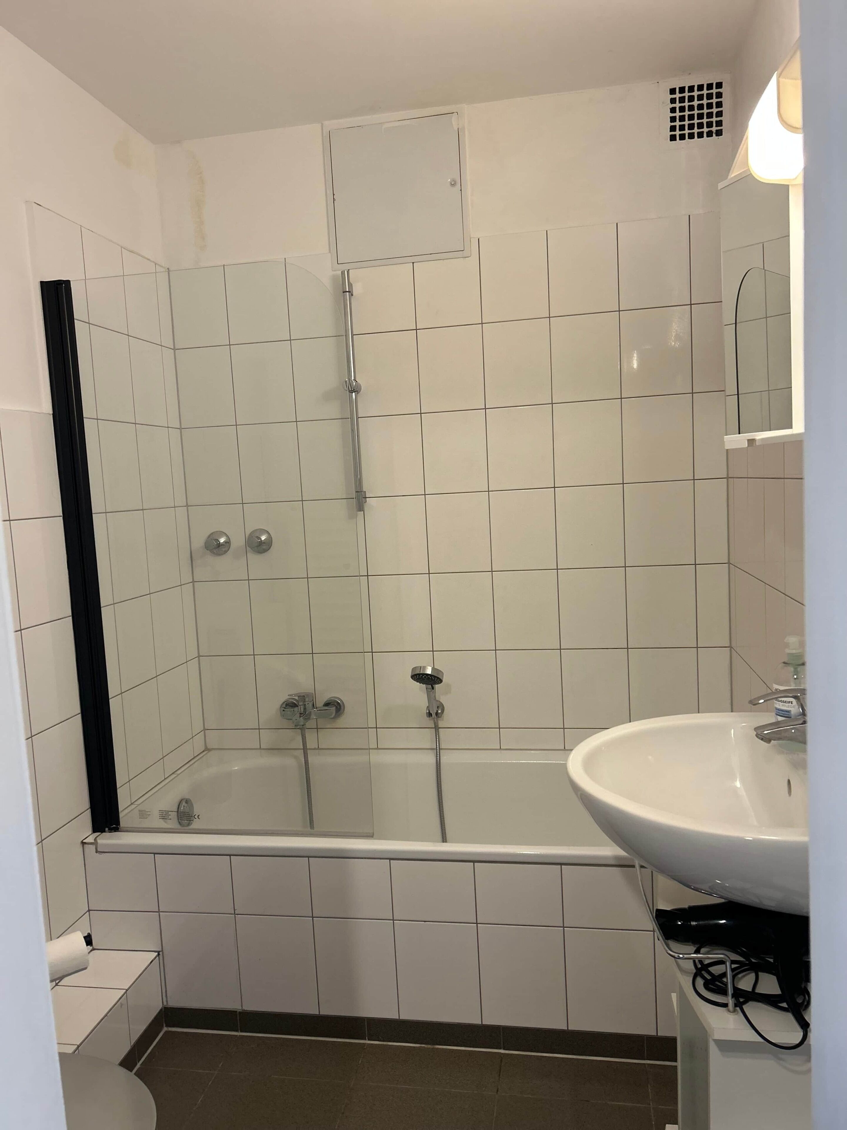 Een haardroger, handdoeken