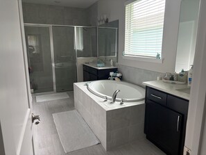 Hair dryer, towels, soap, toilet paper - Beautiful 4-bedroom house with AC in Ormond Beach (Ormond Beach)