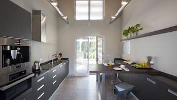Microonde, forno, piano cottura, lavastoviglie