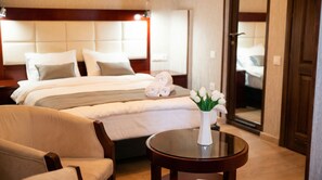Chambre Double Confort, vue ville | Coffres-forts dans les chambres, rideaux occultants