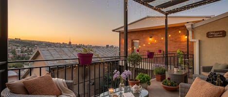 Deluxe-Doppelzimmer, Balkon, Stadtblick | Unterkunftsgelände