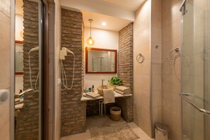 Comfort-Zweibettzimmer, Blick auf den Innenhof | Badezimmer