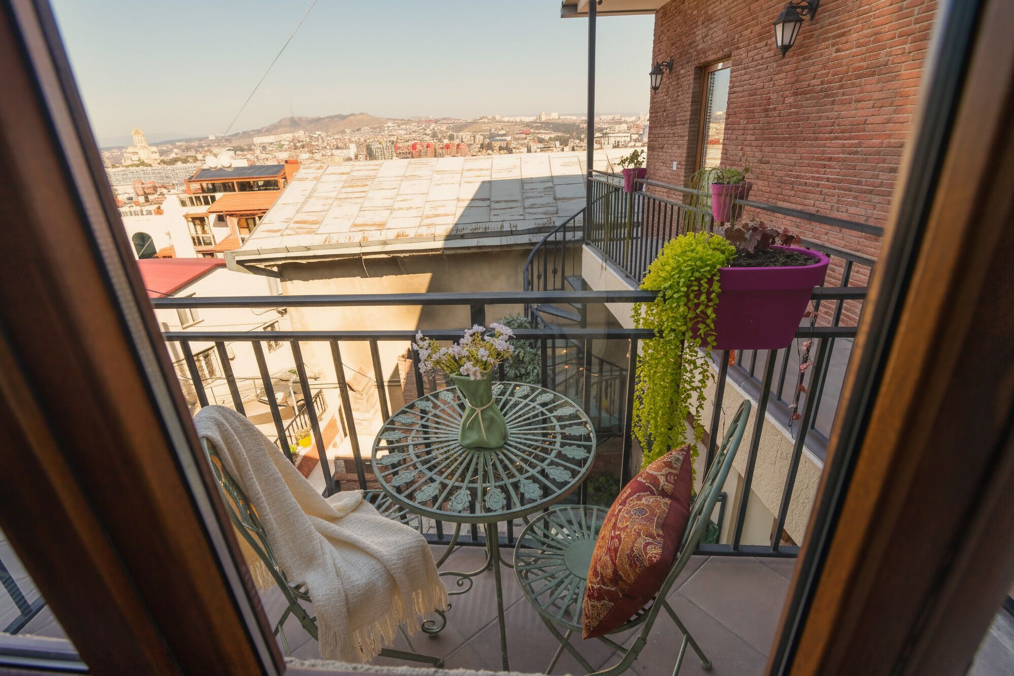 Habitación Deluxe doble, balcón, vistas a la ciudad | Restaurante al aire libre