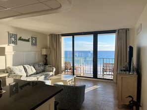 Living area - Edgewater Beachfront PCB Gulf Views Pool & Resort (Panama City,)