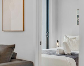 A modern hotel room with a bed, a bedside table with a lamp, and a framed picture on the wall. - Downtown Miami Getaway with City Views (Miami)