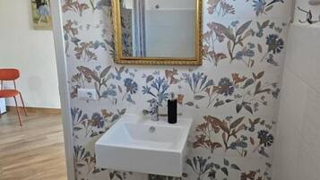 Artículos de tocador gratuitos, secador de pelo, bidet, toallas