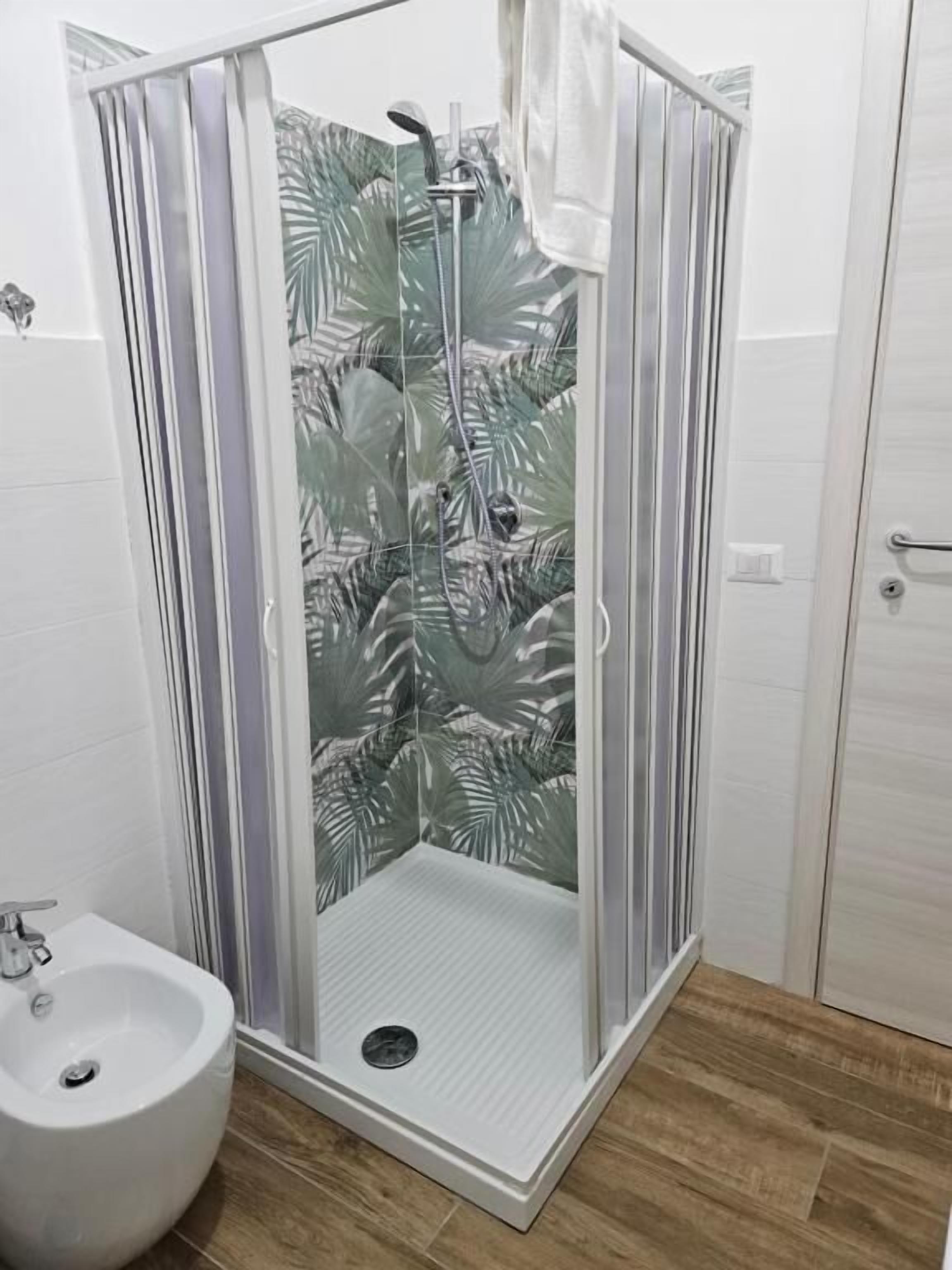 Gratis toiletartikelen, een haardroger, handdoeken, zeep