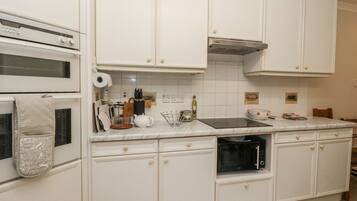 Dishwasher, cookware/dishes/utensils