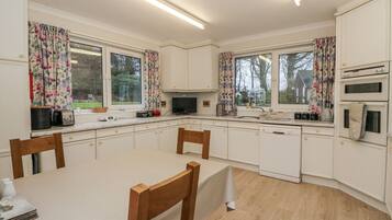 Dishwasher, cookware/dishes/utensils