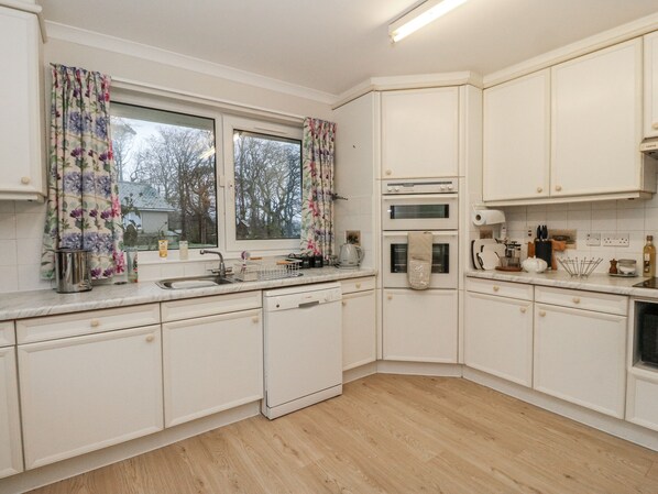 Dishwasher, cookware/dishes/utensils - Carnmhor (Aberdeen)