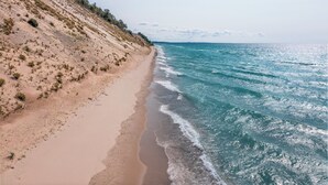 Una playa con arena dorada y olas suaves.
