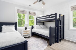 5 bedrooms, travel cot, free WiFi, bed sheets - New Rental for 2026 - Oak & Tide: Luxury 4BR + bunk room. BHI Club, Sleeps 12. (Bald Head Island)