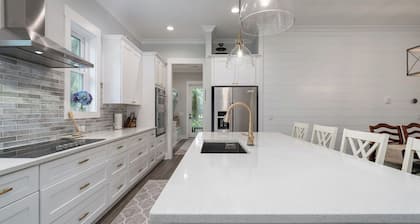 New Rental for 2026 - Oak & Tide: Luxury 4BR + bunk room. BHI Club, Sleeps 12.