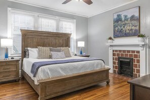 Room - Spacious 6-BR House/Duplex in charming Augusta with AC (Augusta)