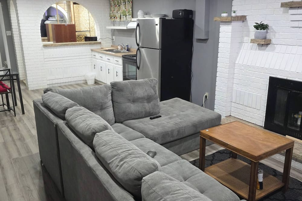 Bright & Cozy 2-bedroom Main Floor Suite