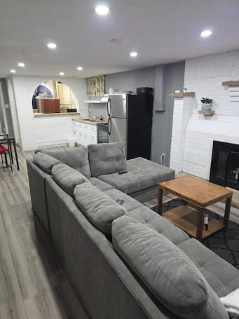 Sala de estar. Bright & Cozy 2-bedroom Main Floor Suite