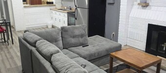 ブライト & コージー 2 ベッドルーム メイン フロア スイート