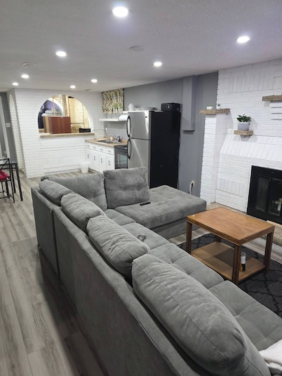 Bright & Cozy 2-bedroom Main Floor Suite