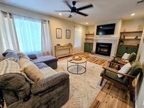 Smart TV, fireplace, stereo