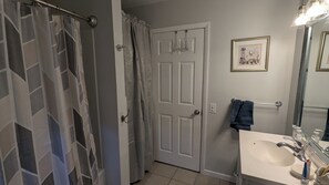 Hair dryer, towels, soap, toilet paper - Sweet Home in the Countryside, just minutes from Downtown Harriman (Harriman)
