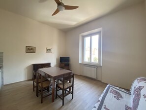 TV - THREE-ROOM APARTMENT SLEEPS 5 IN THE NEW TOWN AREA-Rif. Iaco (San Vincenzo)