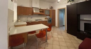 Fridge, oven - TWO-ROOM APARTMENT SLEEPS 4 IN THE PRINCESS AREA-Rif. RitaPt (San Vincenzo)