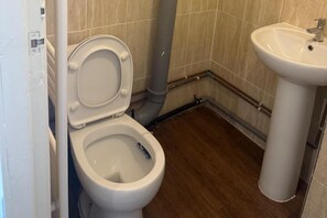 Een douche, een haardroger, handdoeken