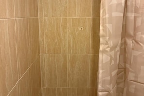 Douche, sèche-cheveux, serviettes fournies
