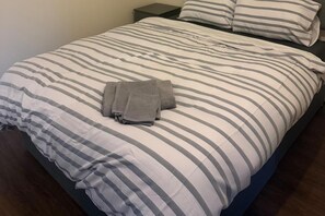 1 slaapkamer, een strijkplank/strijkijzer, gratis wifi, beddengoed