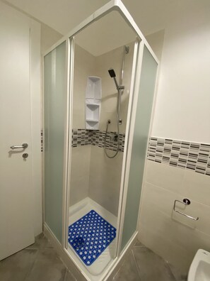 Shower, hair dryer - OPEN SPACE, SLEEPS 4, IN THE COUNTRY AREA NEW-Rif. Bigo (San Vincenzo)