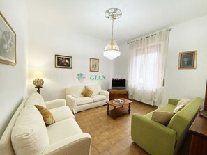 TV - FOUR-ROOM APARTMENT, 6 SLEEPS, IN PRINCESS AREA-Rif. Came (San Vincenzo)