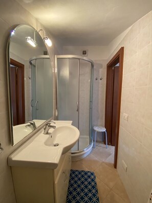 Shower, hair dryer - TWO-ROOM APARTMENT, 3 BEDS, IN THE CONCHIGLIA AREA-Rif. LuciP2 (San Vincenzo)