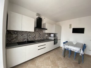 Fridge, microwave, oven - 3-ROOM APARTMENT, SLEEPS 6, IN THE CONCHIGLIA AREA-Rif. LuciP1 (San Vincenzo)