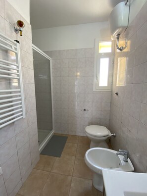 Douche, sèche-cheveux