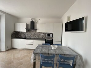 Fridge, microwave, oven - 3-ROOM APARTMENT, SLEEPS 6, IN THE CONCHIGLIA AREA-Rif. LuciP1 (San Vincenzo)