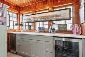 Fridge, microwave, oven, stovetop - The Dearing House - 4 BR - Walkable Gameday House (Tuscaloosa)