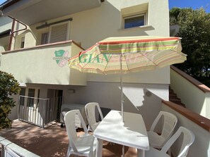 Outdoor dining - Apartment in the Bagno Venere area-Rif. Venere (San Vincenzo)